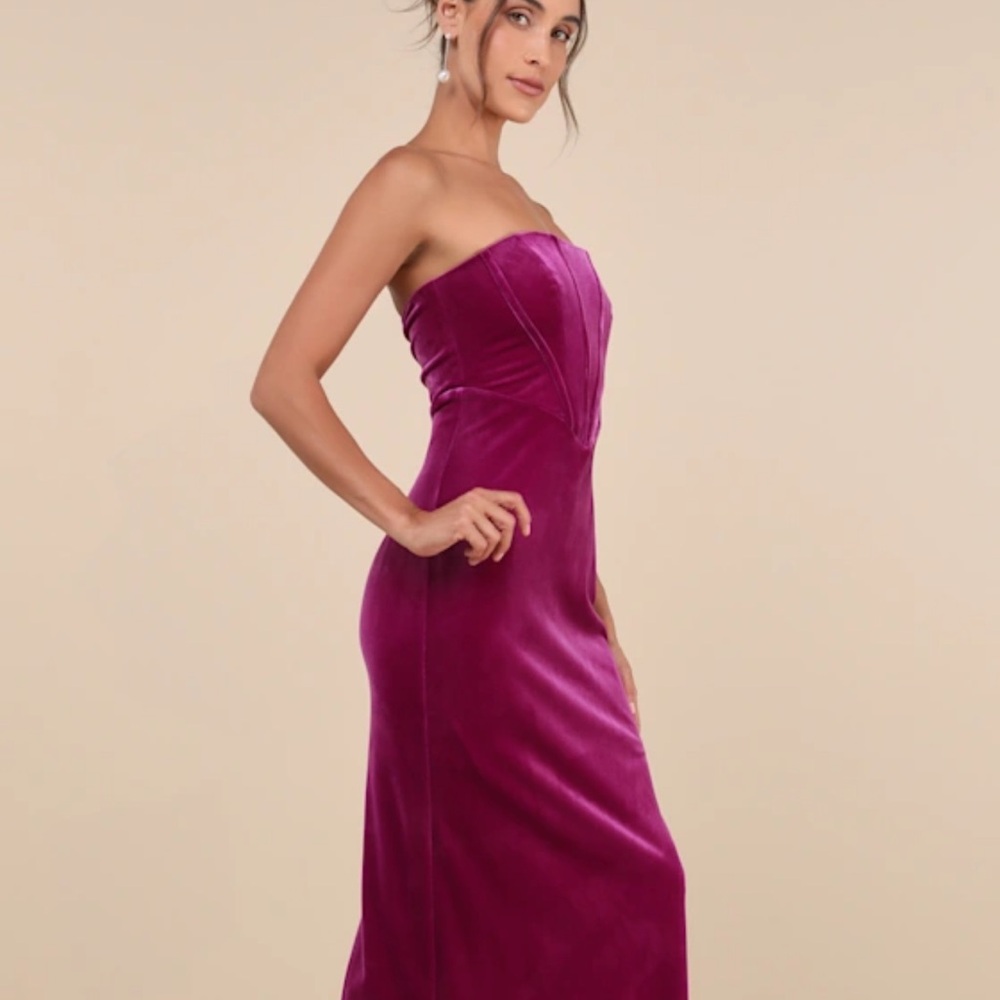 Elegant Velvet Evening Dress in Rich Purple - Picture 3 of 8